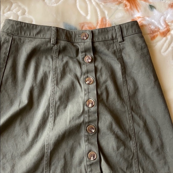 Cute tight fitting army green skirt. - Picture 2 of 3